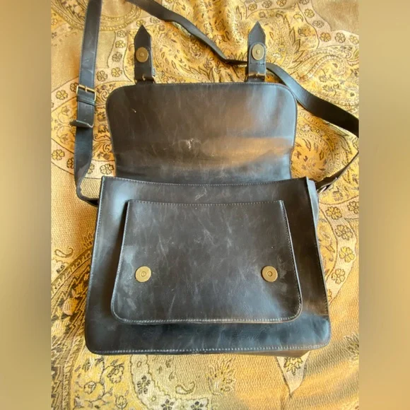Black BDG Urban Outfitters Messenger Style Crossbody Bag 💼 with Gold Hardware - Picture 4 of 8